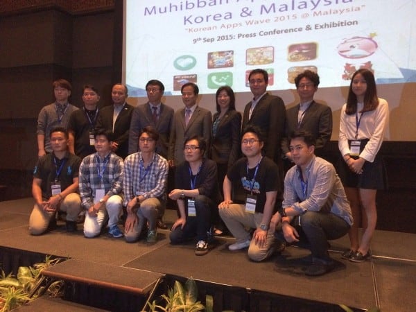 Group photo of VIPs and Korean App developers during the launch
